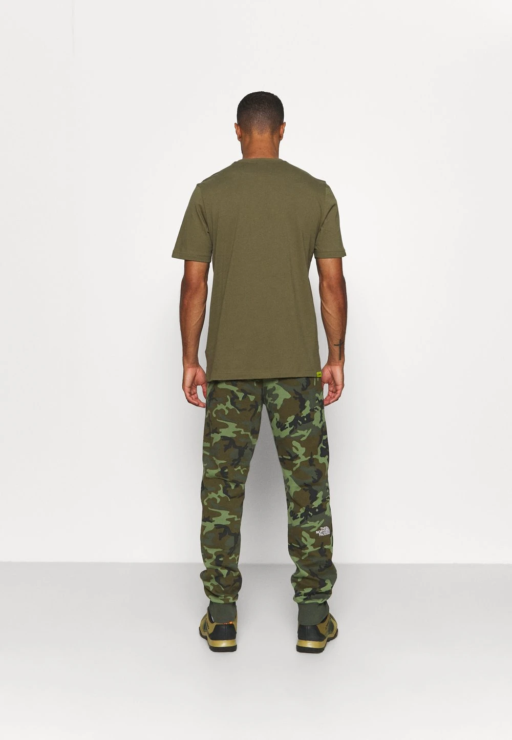 5d2eab24637c46d8a1e9a4cd84feb84e.jpg The North Face Vendre-Réclame MEDIUM - Pantalon de survêtement vêtements élastiquée male -THE NORTH FACE Shop 5d2eab24637c46d8a1e9a4cd84feb84e