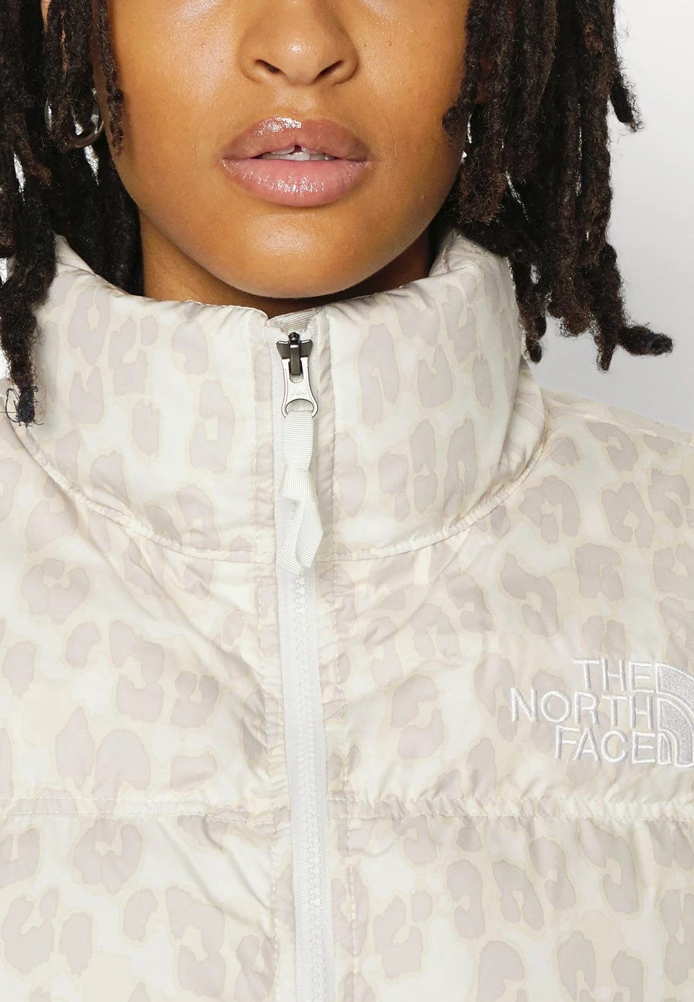 e3479f0cbc194cb597bc276ddbd318c4.jpg The North Face Prix Incroyables PRINTED NUPTSE SHORT JACKET - Doudoune manteaux col doublé femme -THE NORTH FACE Shop e3479f0cbc194cb597bc276ddbd318c4